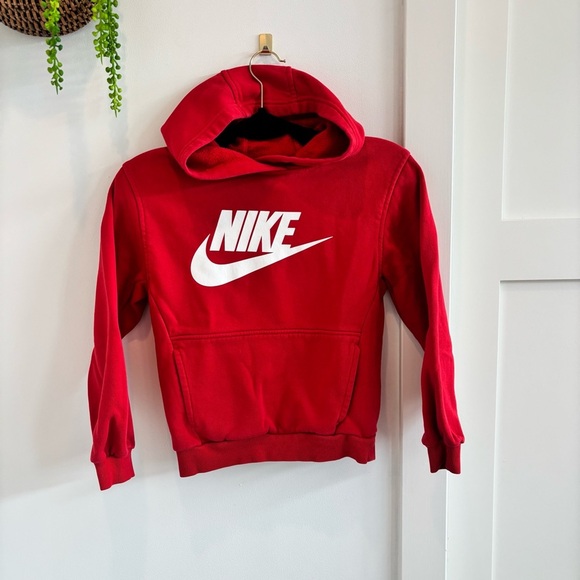 Nike Youth Boys Red Hoodie Kangaroo Pocket Front Logo Swish Size Medium - Picture 1 of 9